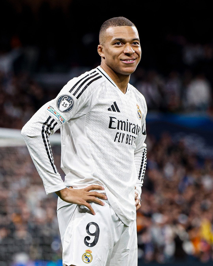 足球世界杯主题周边开售，球迷抢购