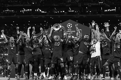 英超将迎第42次首尾对决，此前榜首球队30胜7平4负（英超第42次头尾大战将打响：榜首过往战绩30胜7平4负）