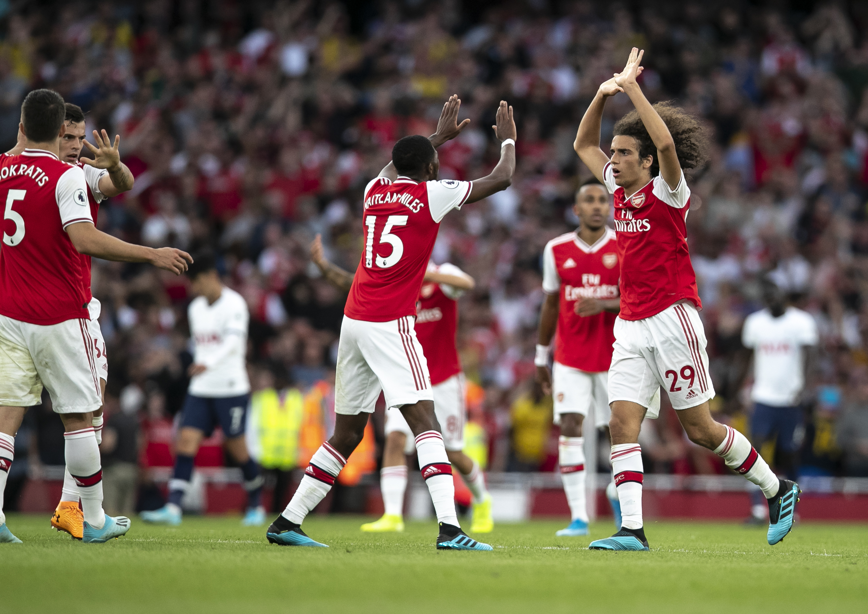 手感火热！小巴里·布朗首节3记三分球轰下11分1板1助1断