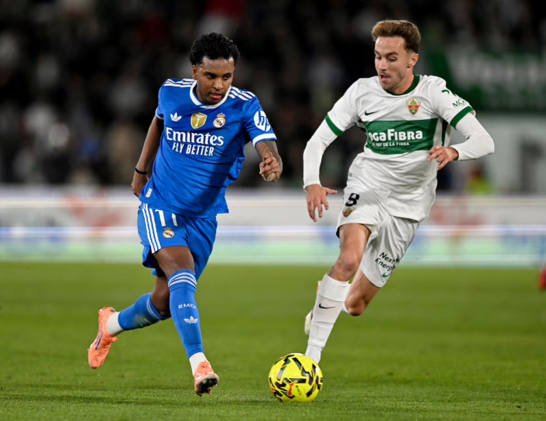 中超欠薪问题严峻，俱乐部准入难，财务困境持续，亟需解决。（中超欠薪严峻，准入受阻，财务困局未解，亟待破解）