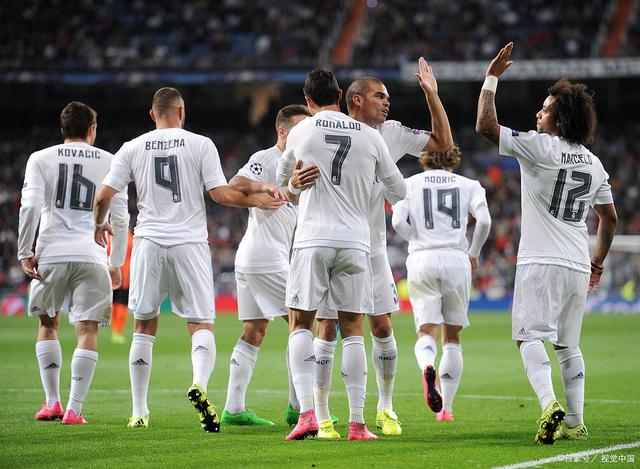 记者：邵佳一探班U22国足训练，与主帅安东尼奥相谈甚欢（媒体人称邵佳一到访U22国足训练场，与主帅安东尼奥愉快交流）