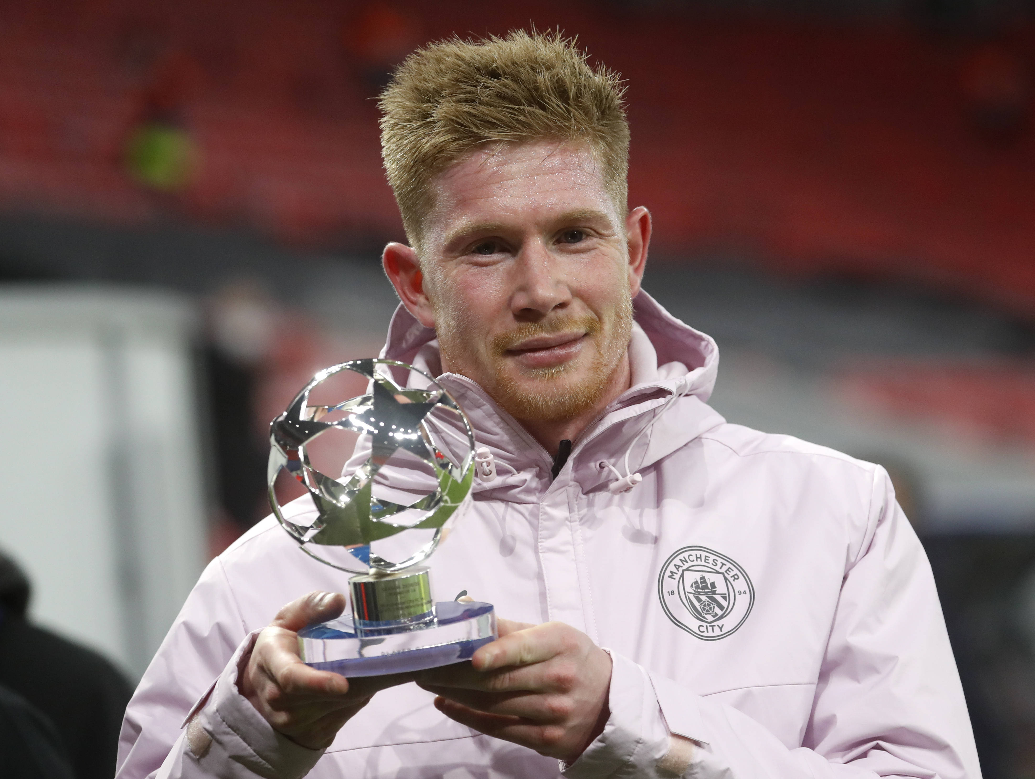 贝克汉姆的球队夺冠，全家相拥庆祝，14岁金发小七很夺目