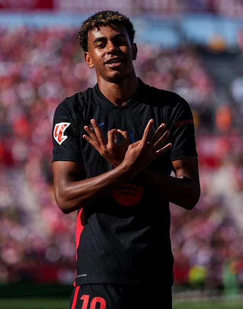 幸福甜蜜，高准翼爱人社媒分享婚纱照拍摄花絮