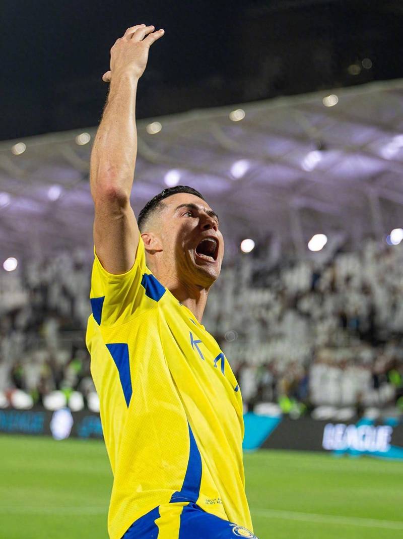 球队集体围着他庆祝太治愈