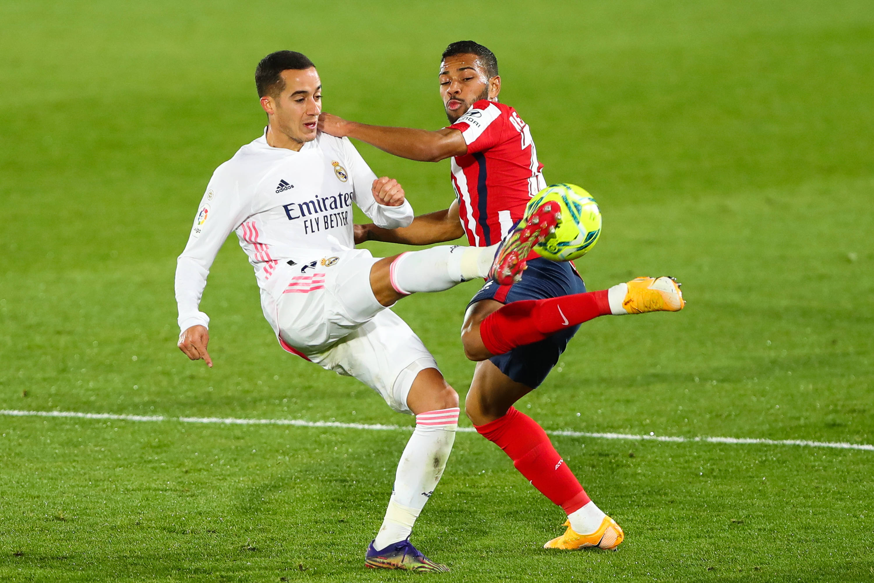 詹姆斯空砍准三双，15篮板大幅刷新个人赛季新高