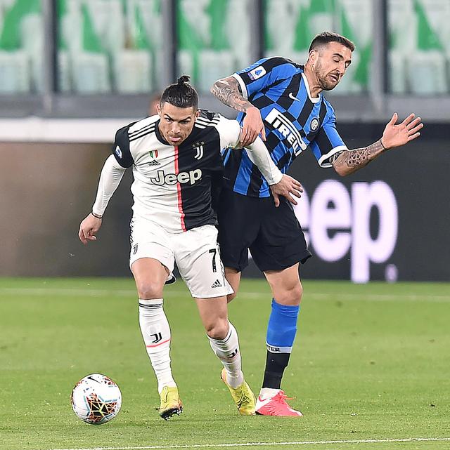 足球西甲双雄同日失分，冠军悬念再次被点燃（西甲两强同日丢分，争冠悬念重燃）