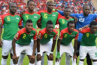 博主：河南队今天下午飞往上海，随后将与海港热身